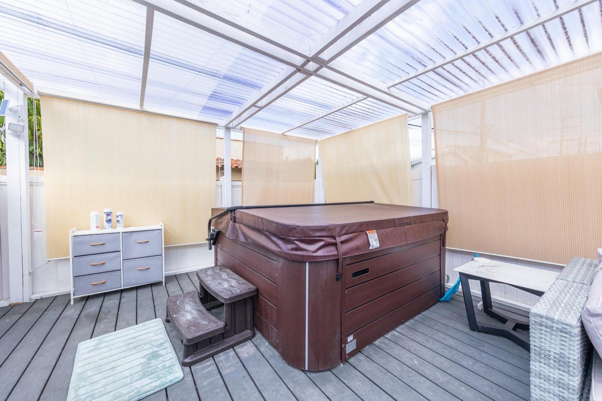 Luxury Villa With Hot Tub! Walk To Beach & Bars Long Beach Exterior foto